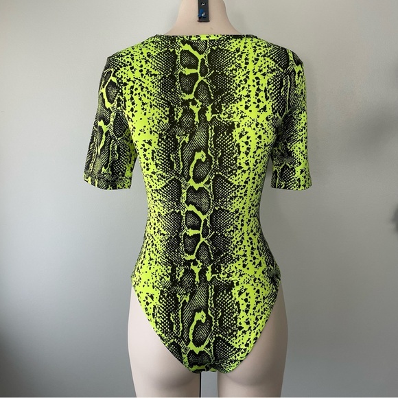 Guess Neon Lime Green Snake Animal Print Cut Out Bodysuit Short Sleeve Size XS - Picture 2 of 8